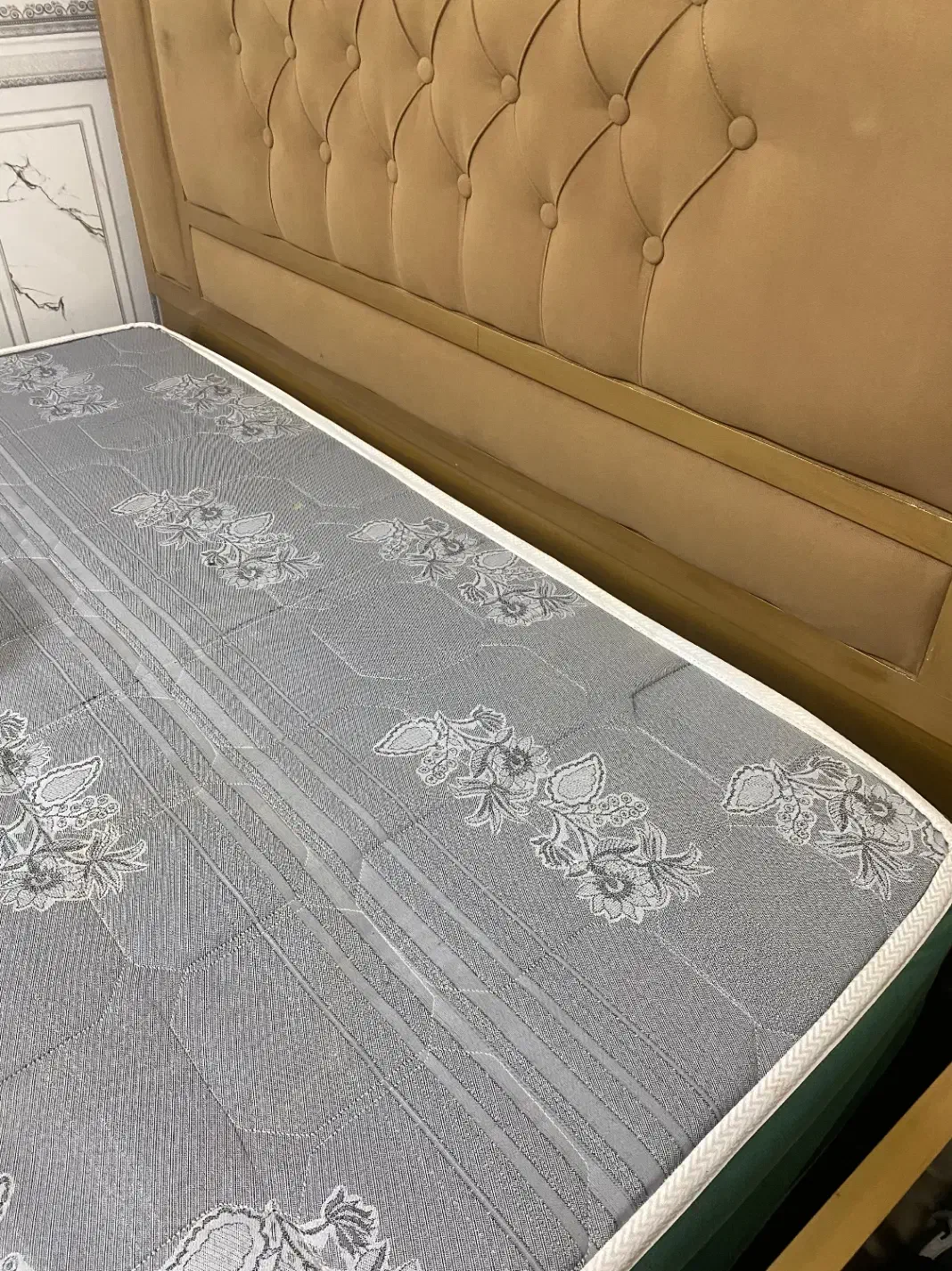 تخت و میز آرایش در حد نو|تخت و سرویس خواب|چابهار, |دیوار