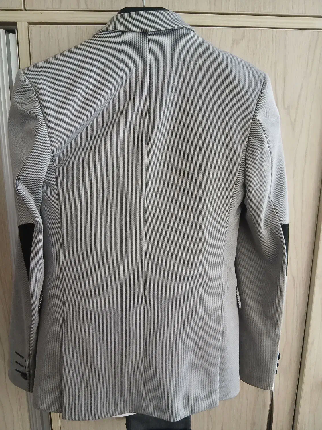 تک‌کت|لباس|لشت نشا, |دیوار