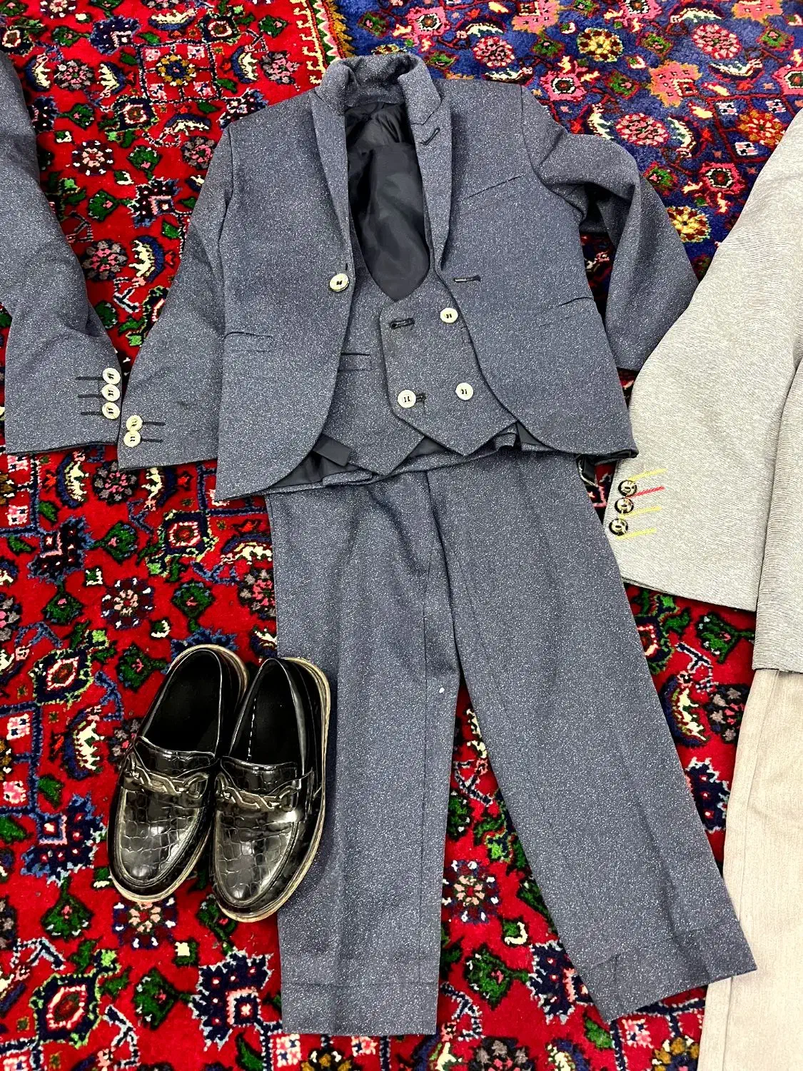 کت شلوار وکفش|کفش و لباس بچه|میانه, |دیوار