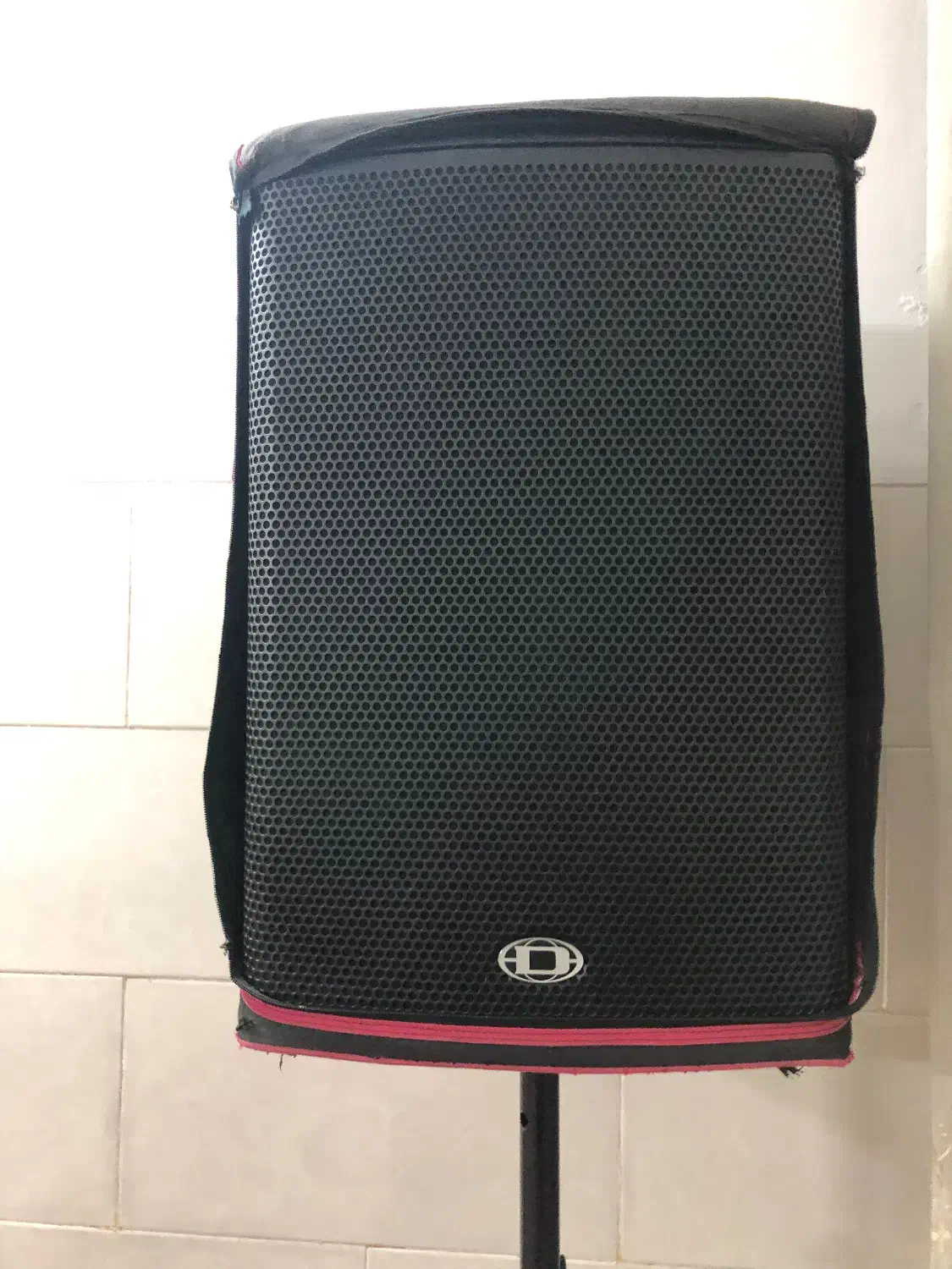 باند دایناکورد c15|صوتی و تصویری|قم, چهل درخت‎|دیوار