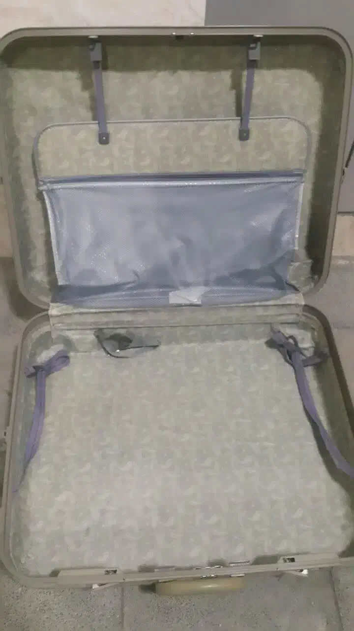 چمدان بزرگ و کیف|کیف، کفش، کمربند|یزد, |دیوار