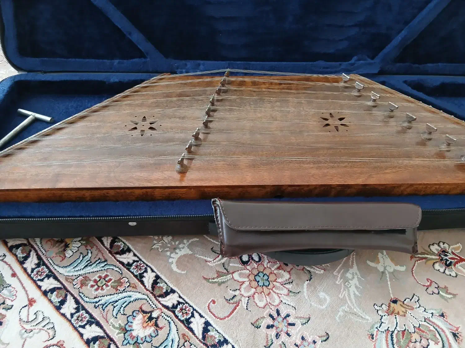 سنتور|سازهای سنتی|شاهین‌شهر, خانه کارگر|دیوار