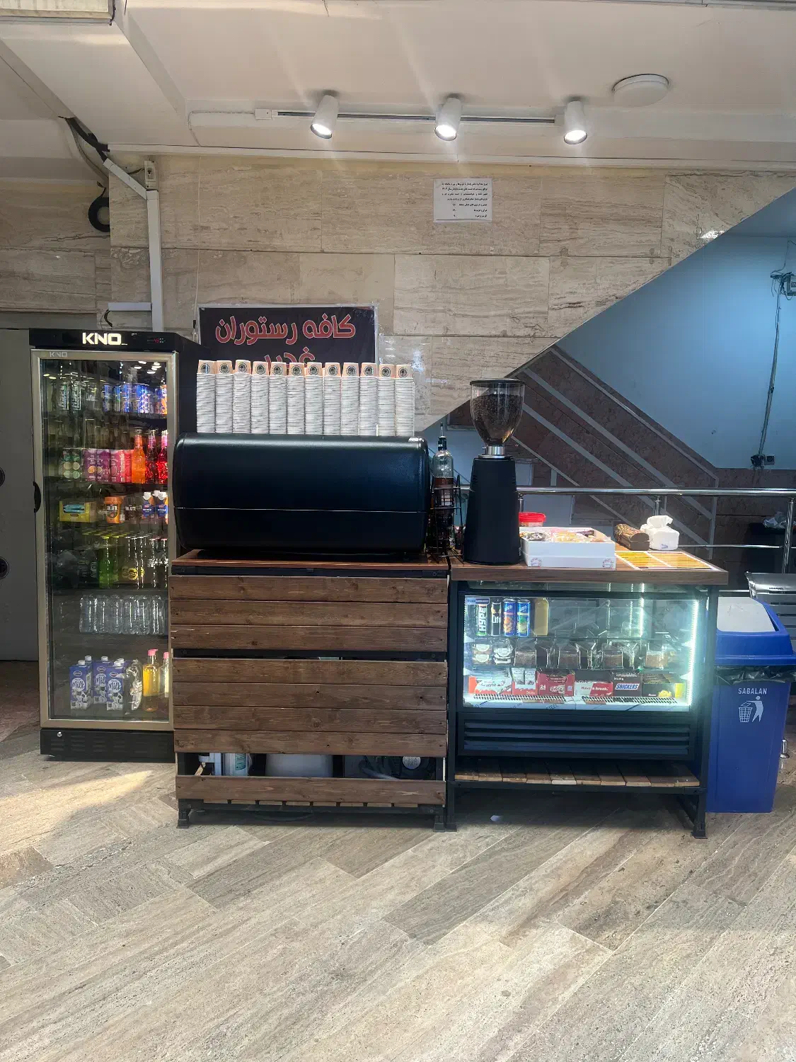 باریستا یا کمک باریستا خانم (جمعه تعطیل)|استخدام خدمات فروشگاه و رستوران|تهران, امین حضور|دیوار