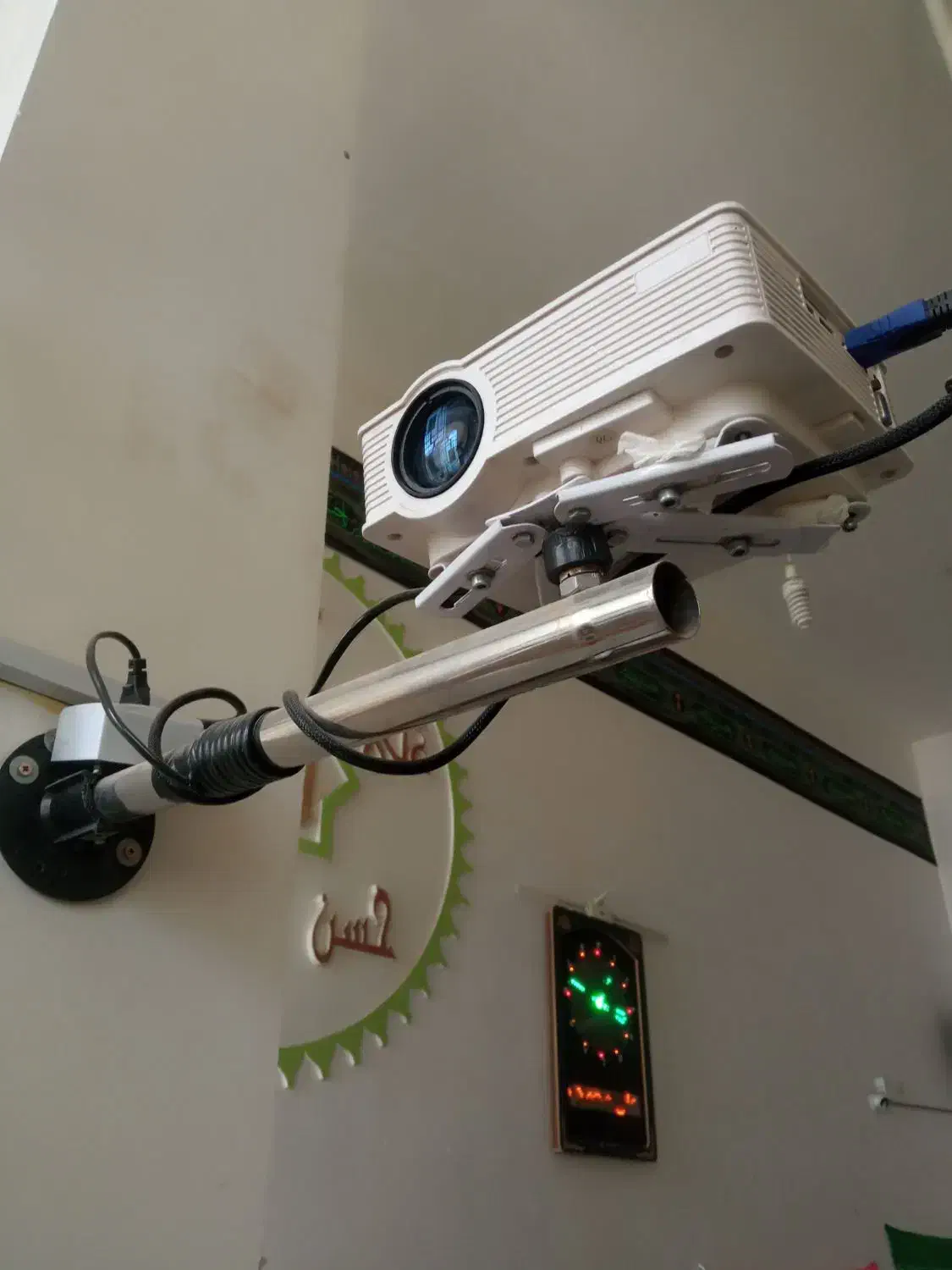 دینا پرژکتور خانگی با پرده سینما برقی|تلویزیون و پروژکتور|کاشمر, |دیوار