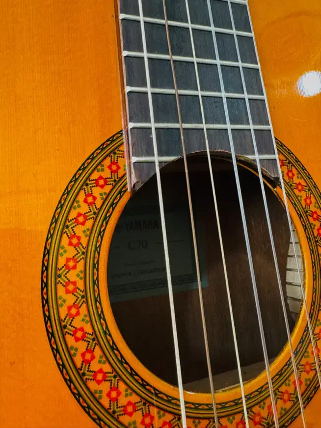 گیتار یاماها c70 اصل به همراه لوازم جانبی|گیتار، بیس، امپلیفایر|قزوین, |دیوار