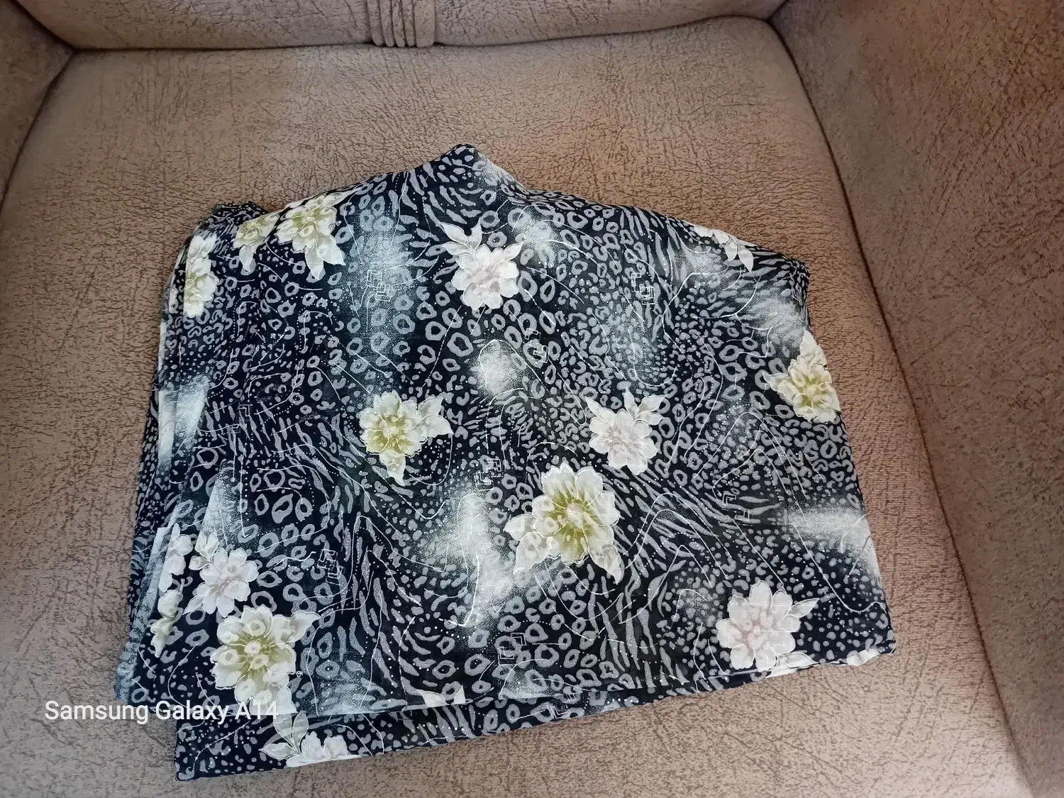 چادر رنگی|لباس|ری, دولتآباد|دیوار