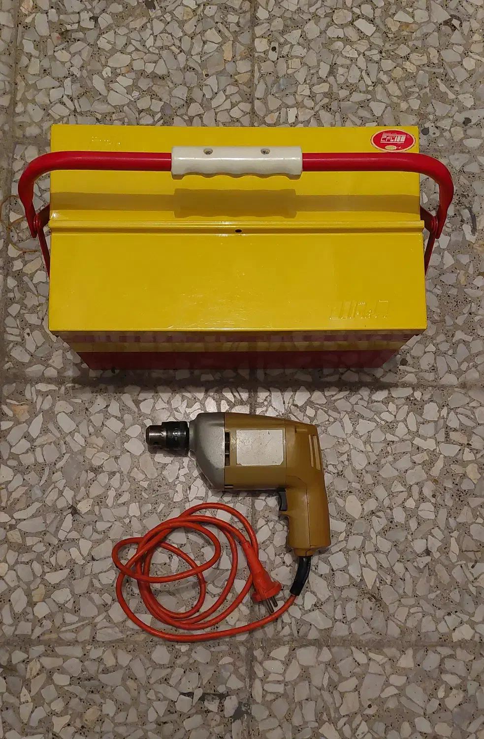 دریل black & decker و جعبه ابزار فلزی شاهرخ ۳ طبقه|ابزارآلات|تهران, سازمان برنامه شمالی|دیوار