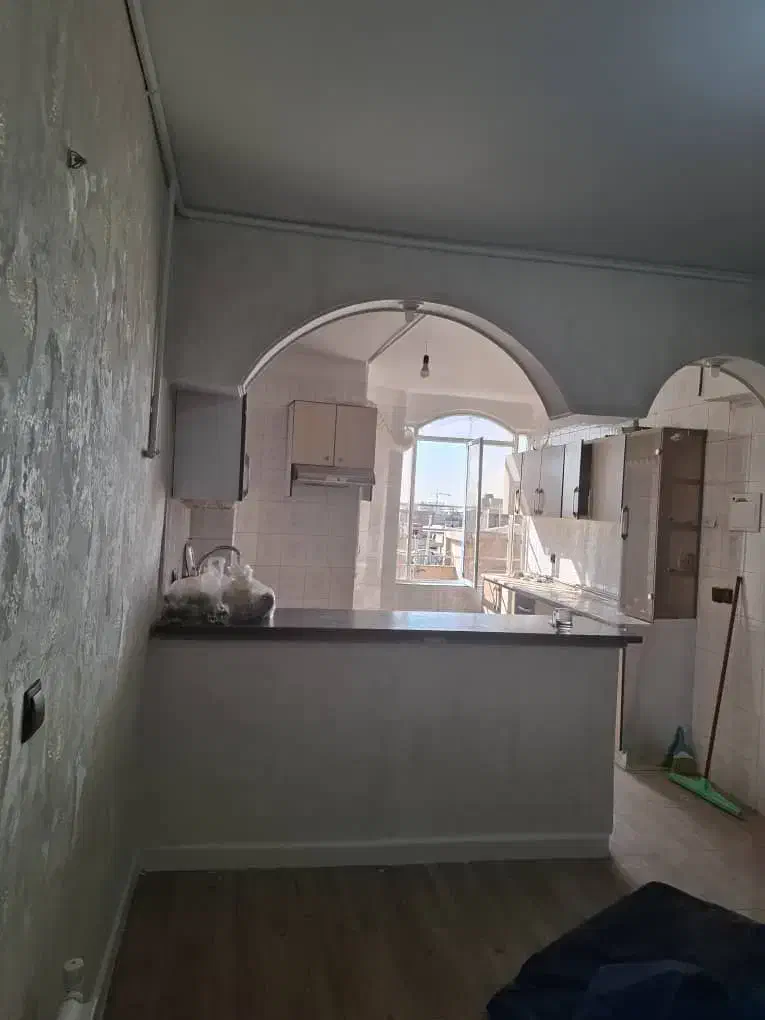 واحد ۵۵ متری نقاشی شده جنب مترو|اجارهٔ آپارتمان|تهران, فلسطین (میدان انقلاب)|دیوار