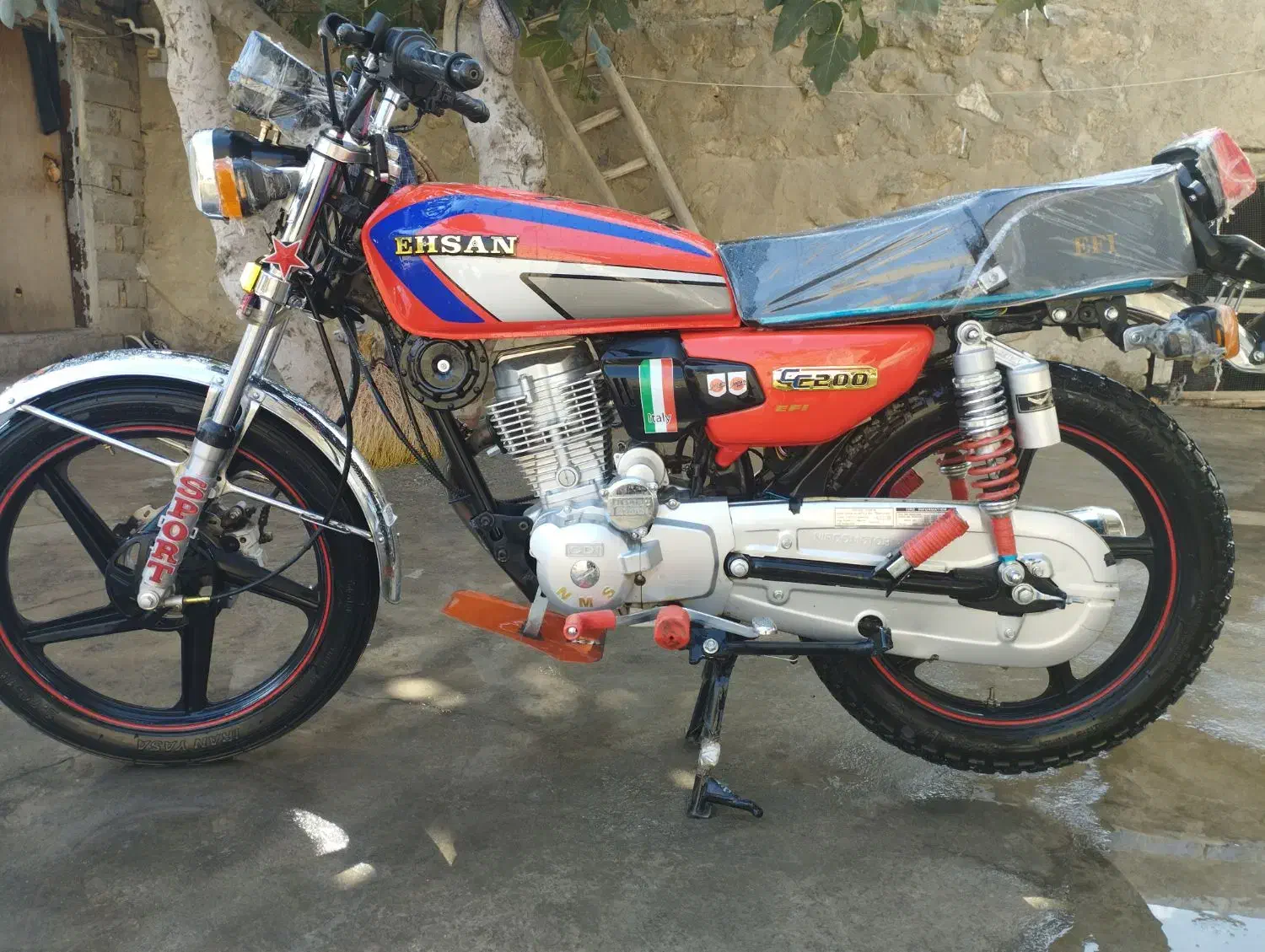 موتور 200 احسان|موتورسیکلت|صحنه, |دیوار