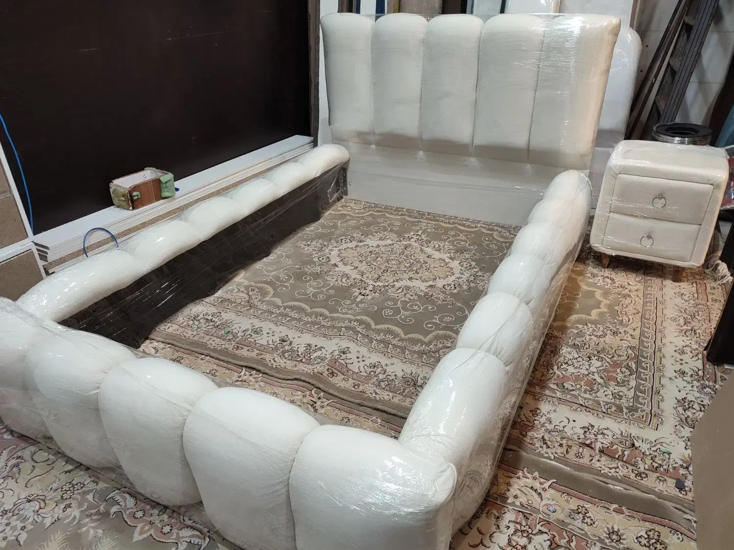 تخت پفکی کینگ دکوراتیک|تخت و سرویس خواب|مشهد, زمرد|دیوار