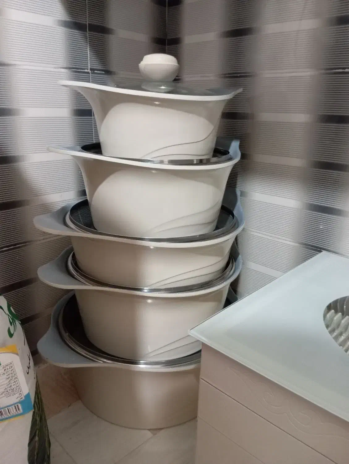 قابلمه|ظروف پخت‌وپز|باینگان, |دیوار