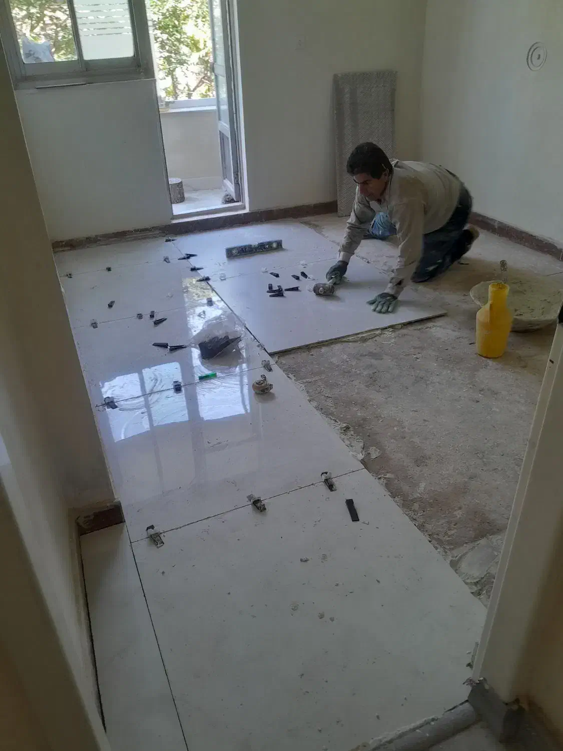 کاشی کار کاشیکاربا چسب سرامیک کار تخریب کنده کارسو|خدمات پیشه و مهارت|تبریز, |دیوار