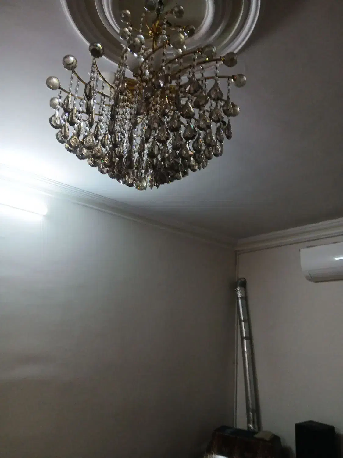 یک جفت لوستر|لوستر و چراغ آویز|رباط‌کریم, رباط‌کریم|دیوار