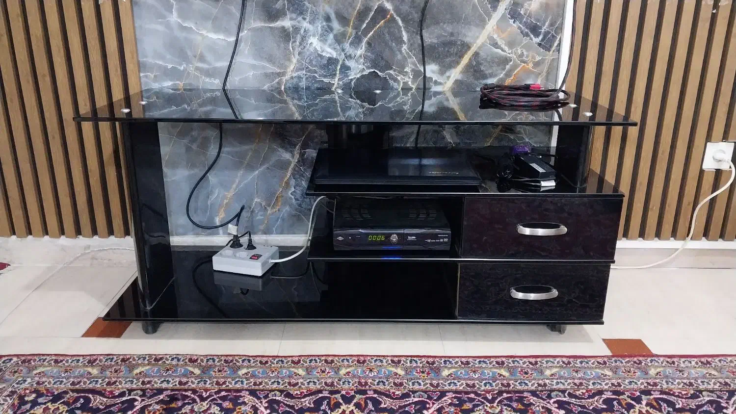 میز تلویزیون|میز تلویزیون|پرند, فاز ۲|دیوار