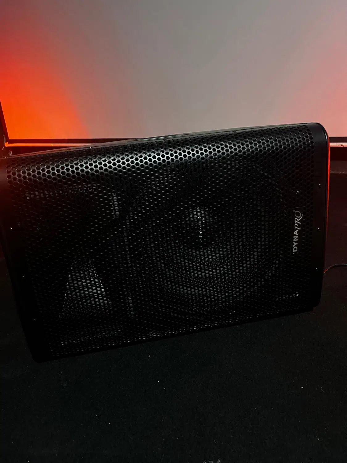 باند داینا پورو اکتیو|صوتی و تصویری|تهران, آبشار تهران (دریاچه)|دیوار