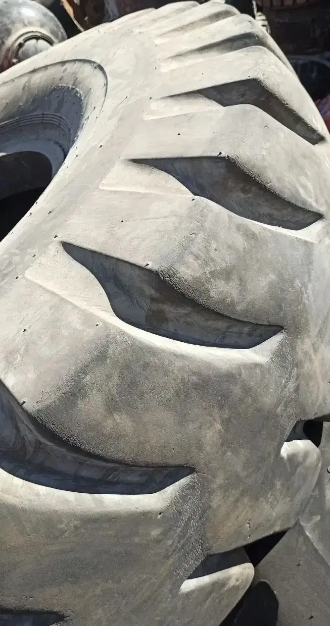 فروش تعدادی لاستیک لیفتراک کانتینر سایز 18*25|قطعات یدکی و لوازم جانبی|چهاردانگه (تهران), |دیوار