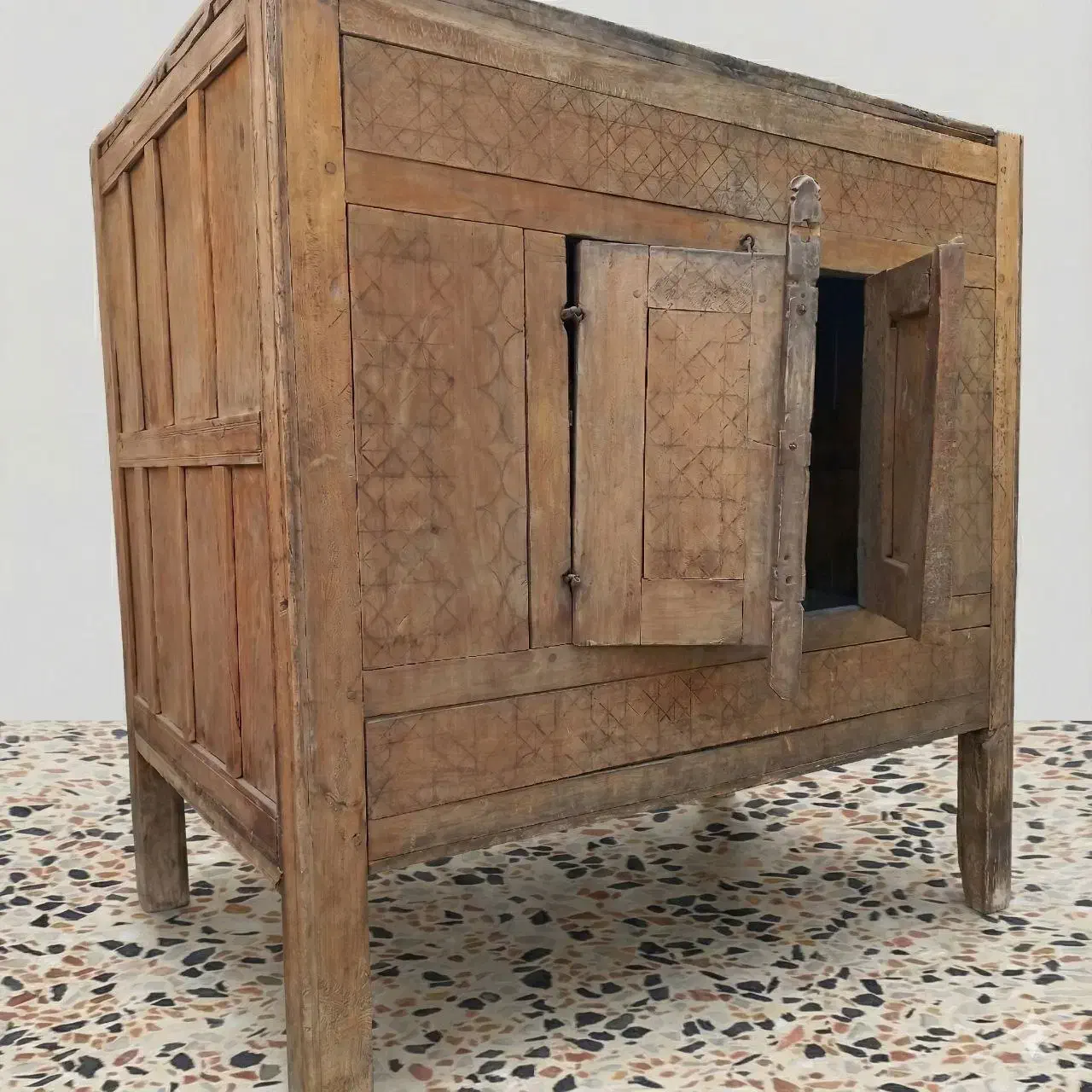 فروش گنجه قدیمی چوبی متعلق به سال ۱۳۲۰|کلکسیون اشیاء عتیقه|مشکیندشت, |دیوار