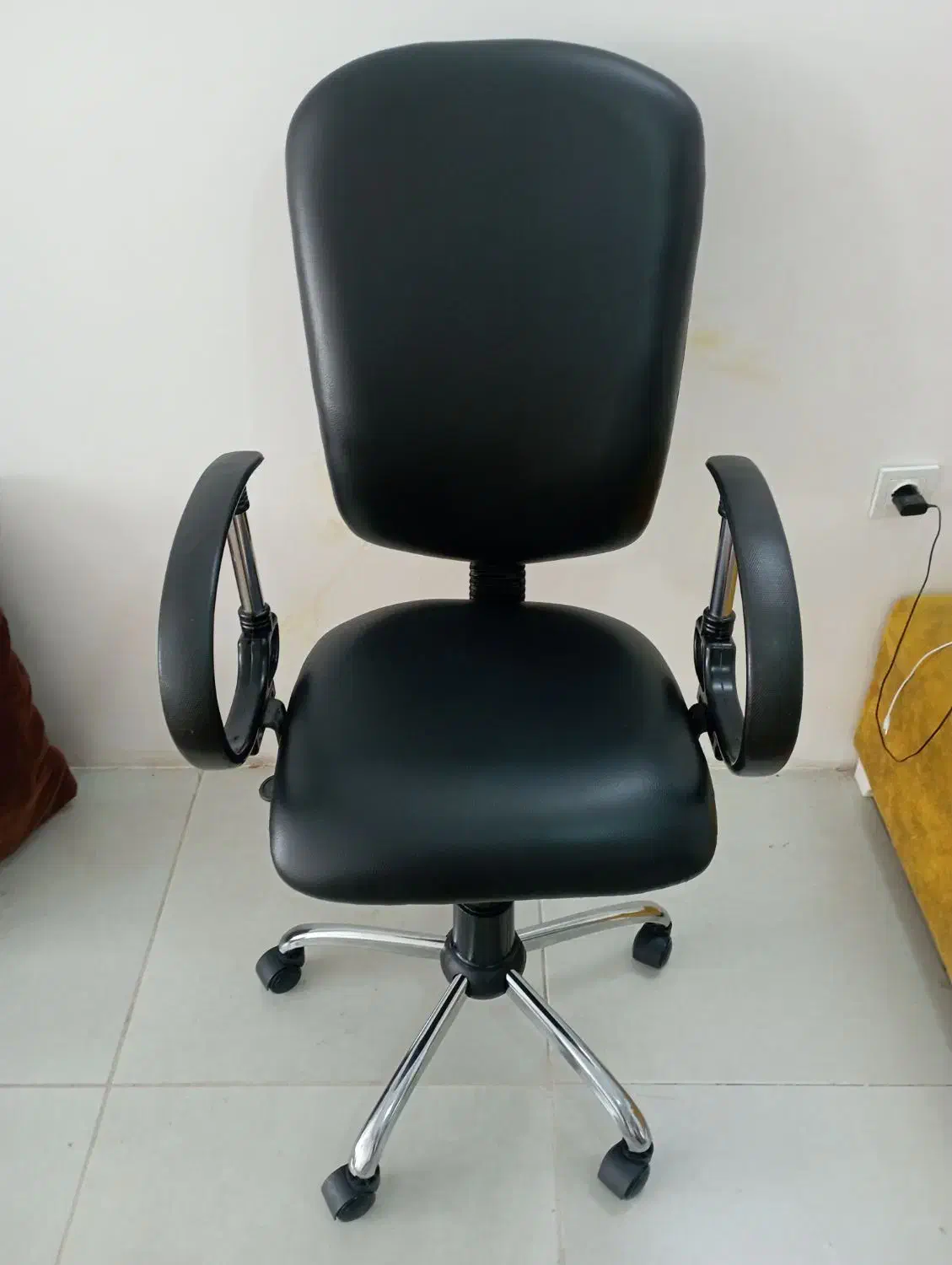 صندلی جکدار گردان|صندلی و نیمکت|قم, باغ کرباسی|دیوار