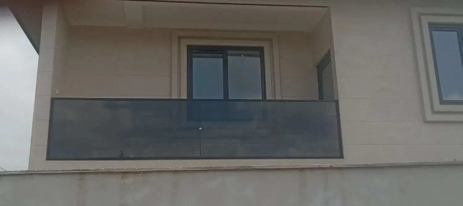 نصاب شیشه سکوریت و کرکره برقی|خدمات پیشه و مهارت|صومعهسرا, |دیوار