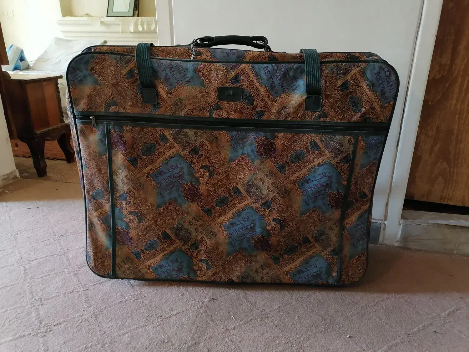 چمدان چرم قدیمی|کیف، کفش، کمربند|شیراز, زند|دیوار