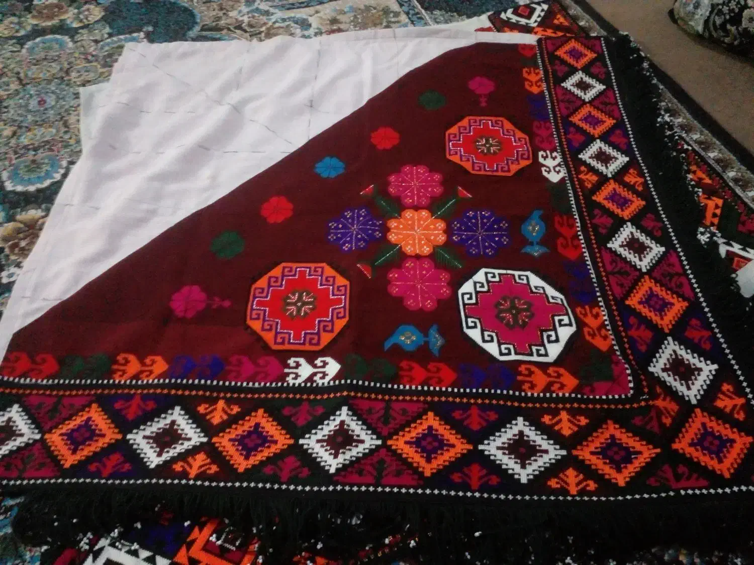 رومیزی قدیمی تمام سوزن دوزی کاردست|پرده، رانر، رومیزی|اصفهان, ارغوانیه|دیوار