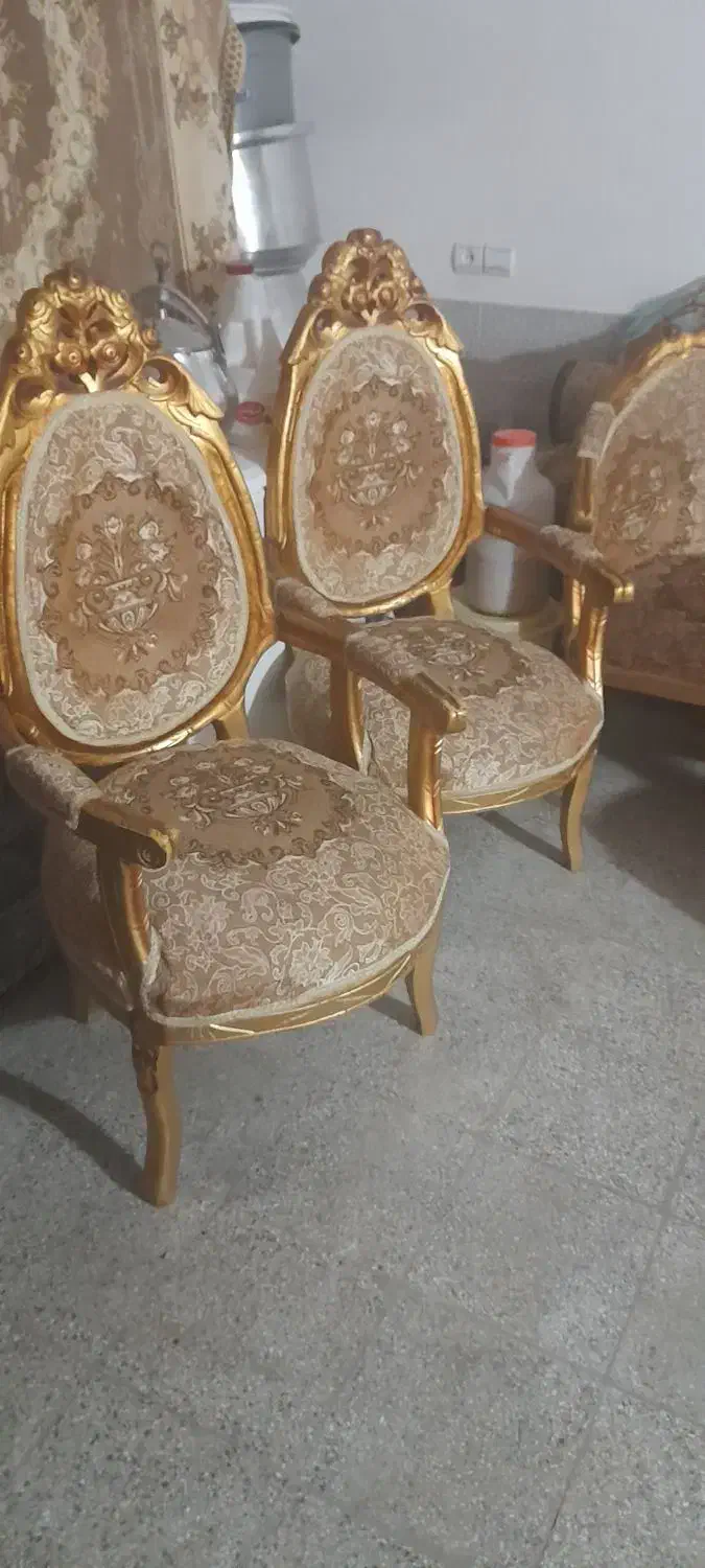 یک دست مبل سلطنتی سالم به ضمانت میدیم قیمت۴میلیون|مبلمان خانگی و میز عسلی|بروجرد, |دیوار