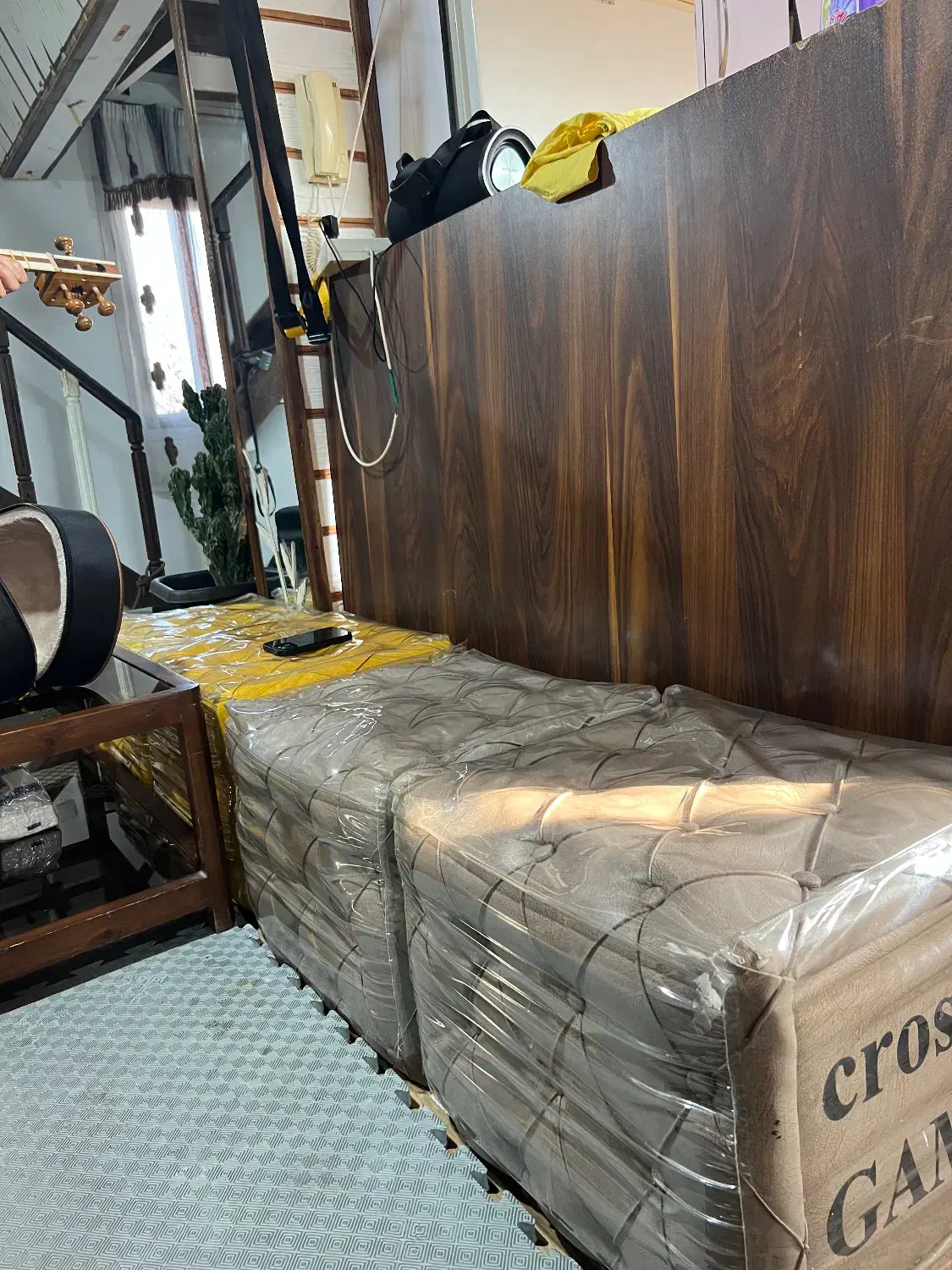 ۴عدد صندلی نیمکتی چرم با میز|صندلی و نیمکت|لاهیجان, لیل|دیوار