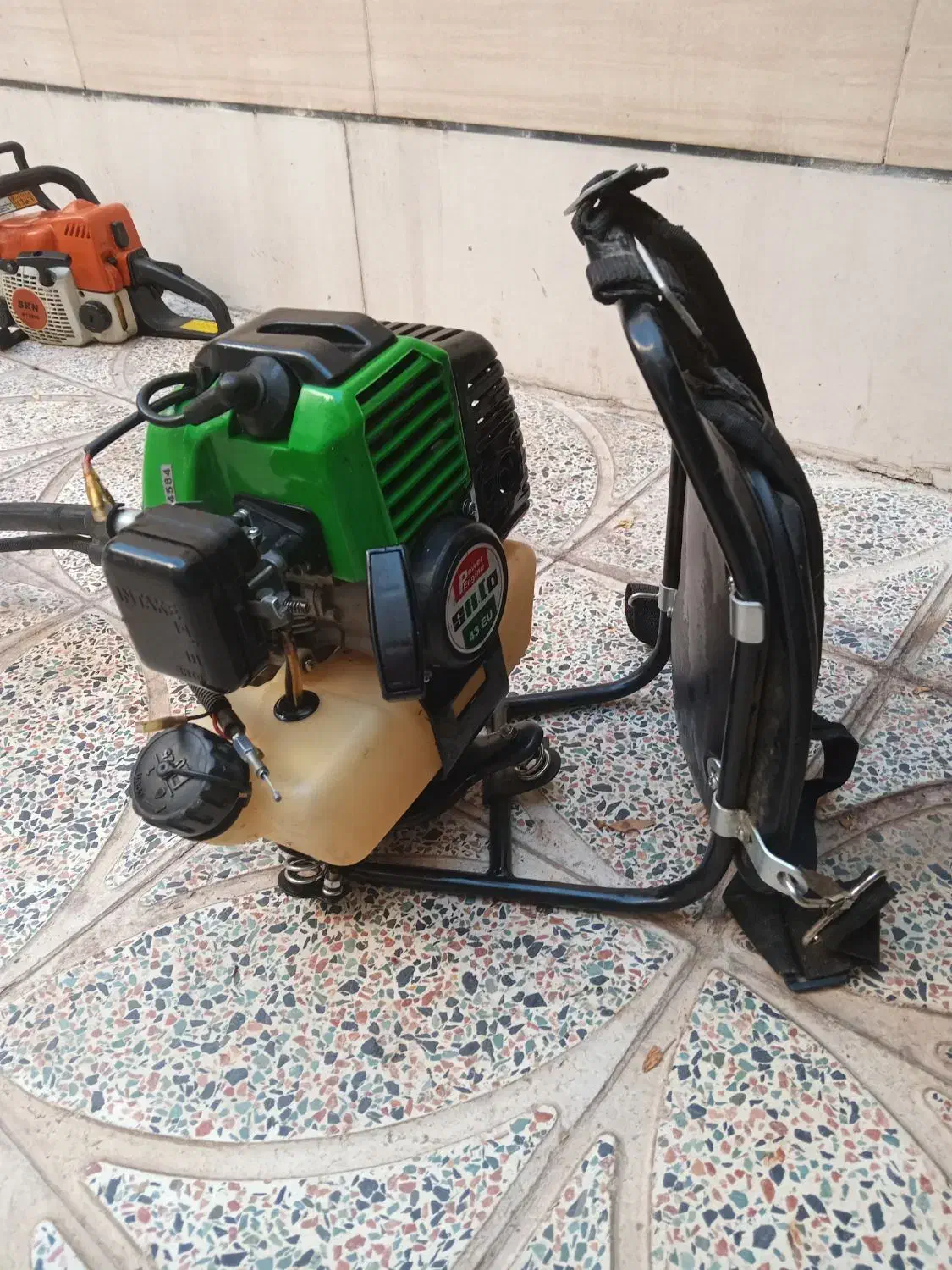 علف زن|ابزارآلات|بروجرد, |دیوار