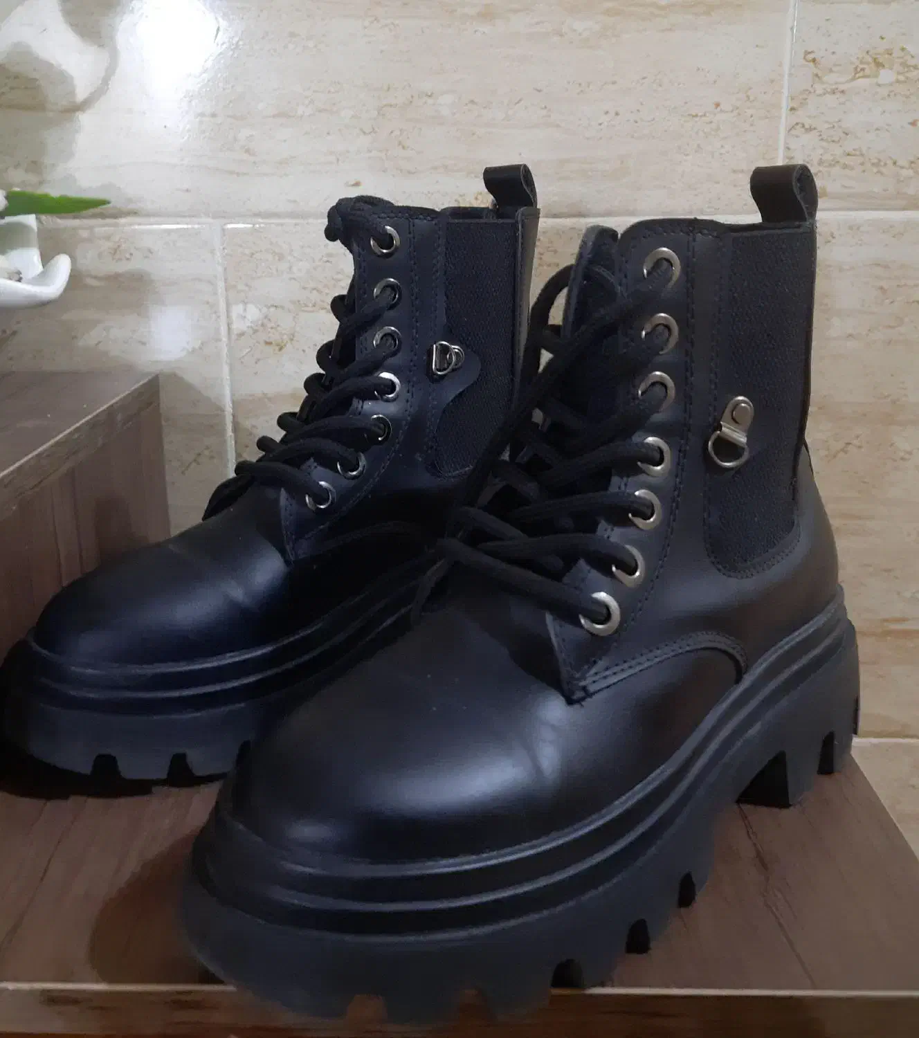 بوت دخترانه|کیف، کفش، کمربند|شاهین‌شهر, خانه کارگر|دیوار