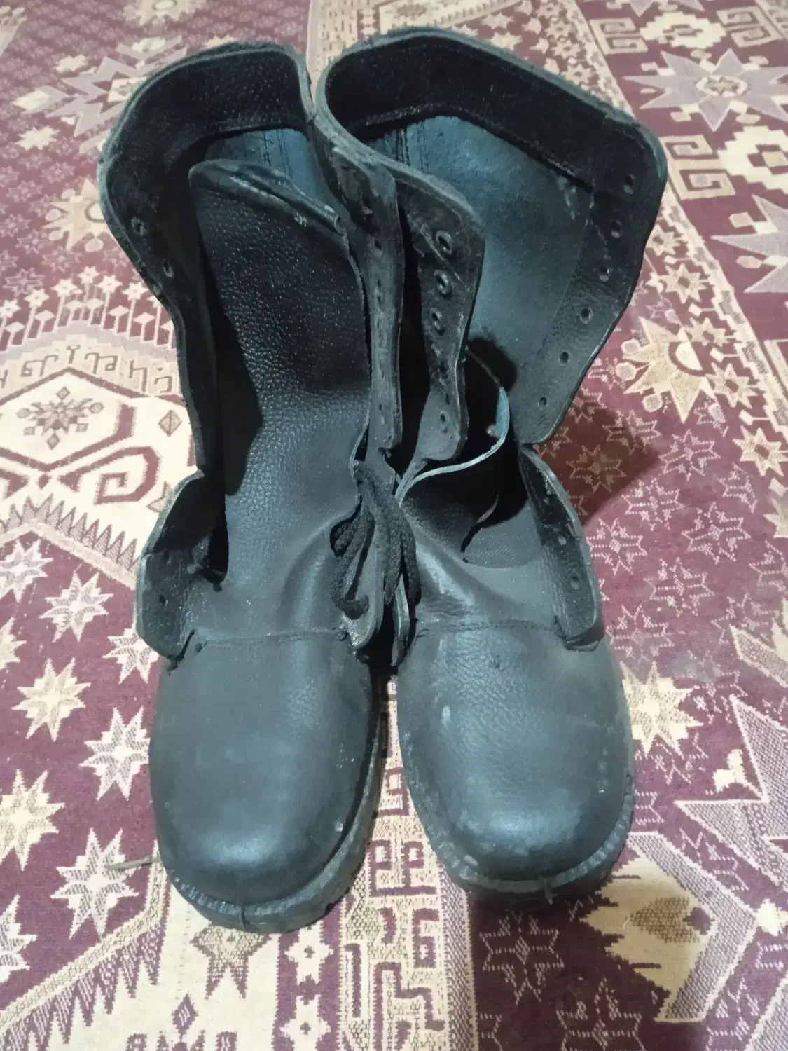 پوتین ولباس|لباس|خاش, |دیوار