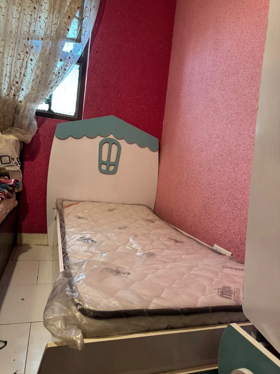 تخت نوجوان در حد نو|تخت و سرویس خواب|شیراز, تندگویان|دیوار