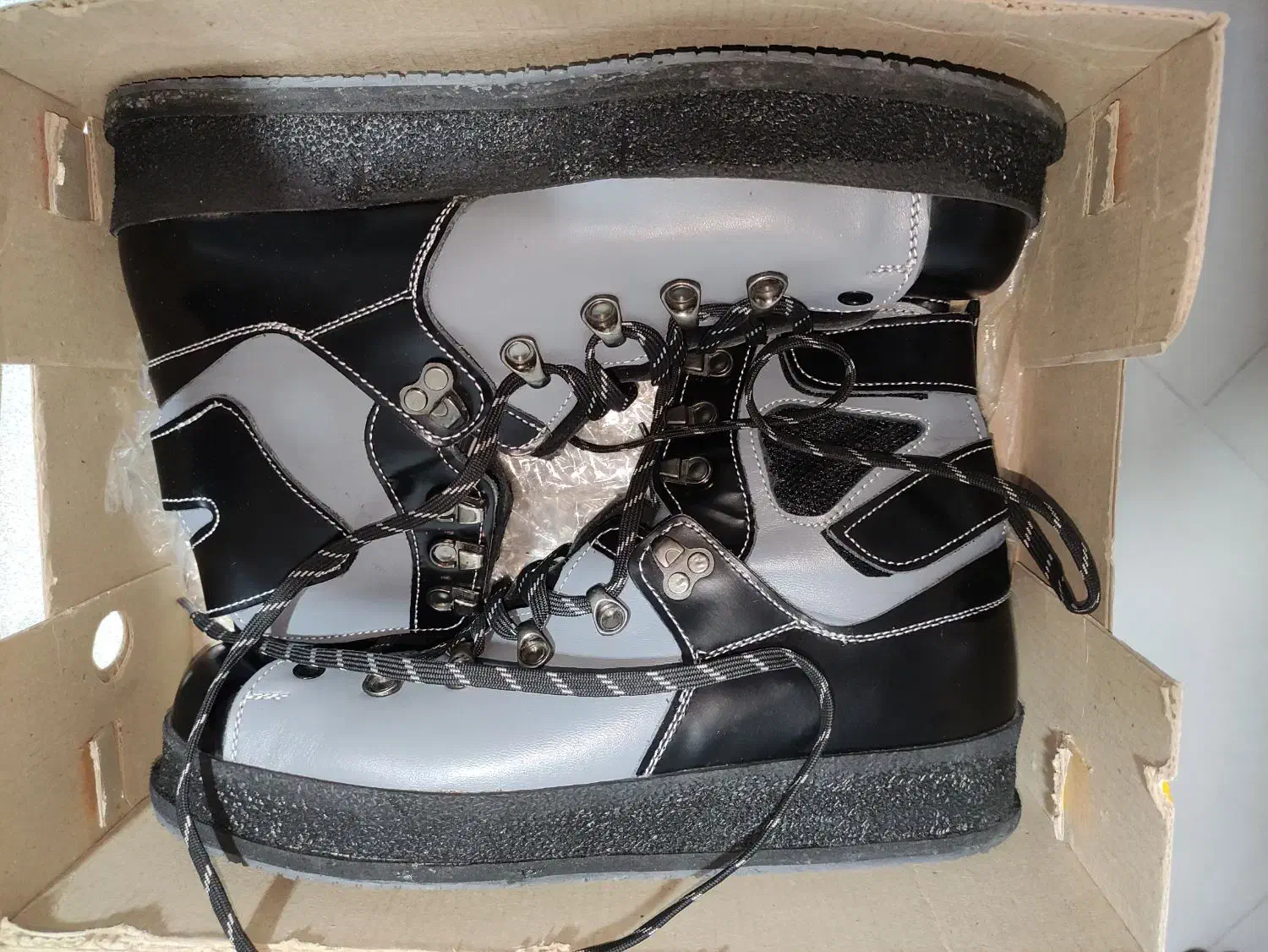 کفش تیراندازی|کیف، کفش، کمربند|قدس, شهر‌قدس|دیوار