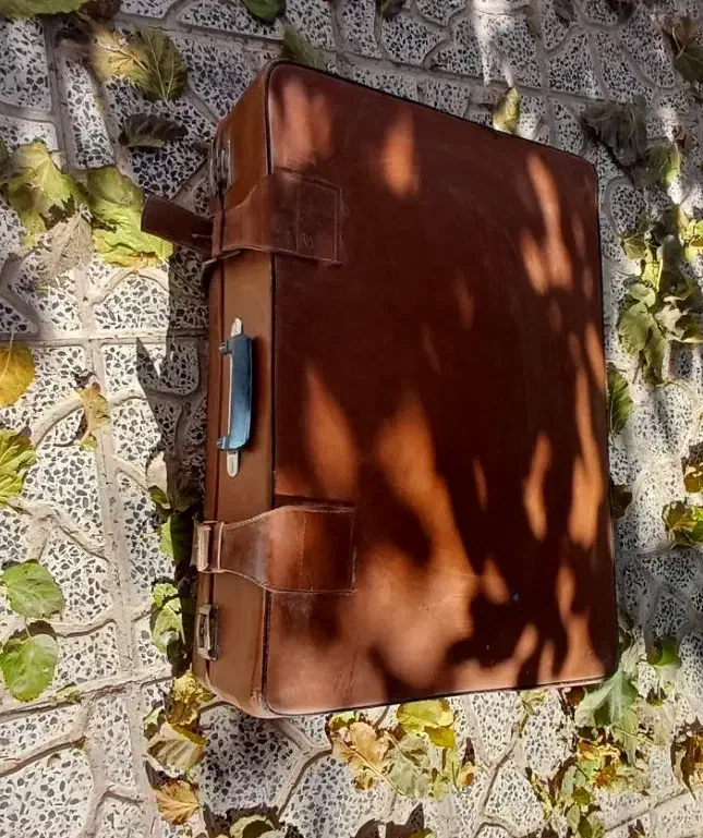 چمدان قدیمی|کلکسیون اشیاء عتیقه|سیستان, |دیوار