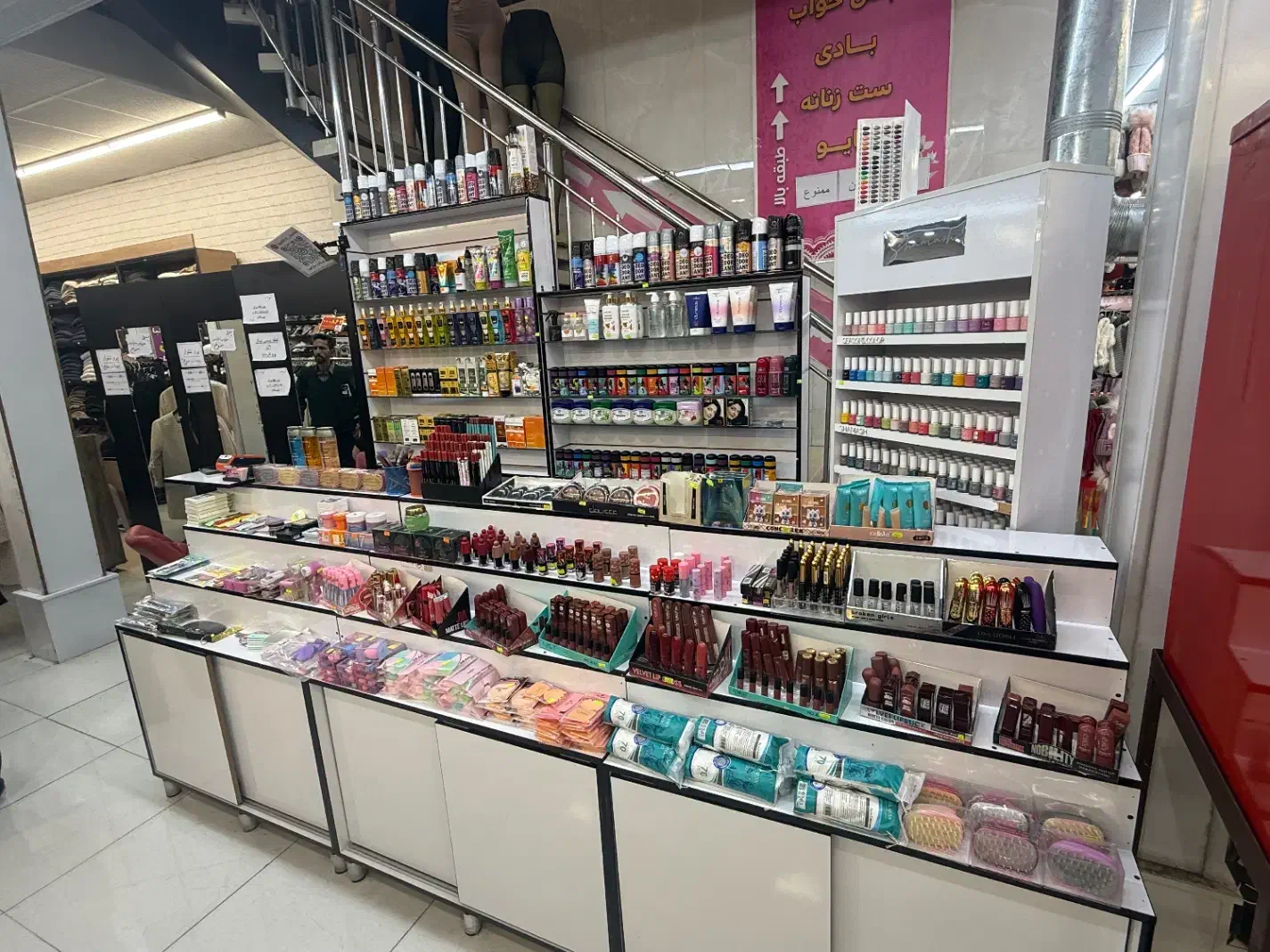 عرفه لوازم ارایشی|اجارهٔ مغازه و غرفه|شاهین‌شهر, فردوسی|دیوار