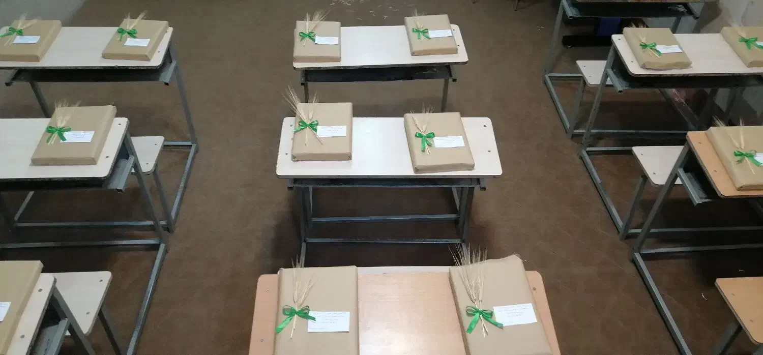 نیمکت چوبی مدرسه|صندلی و نیمکت|کرمان, |دیوار