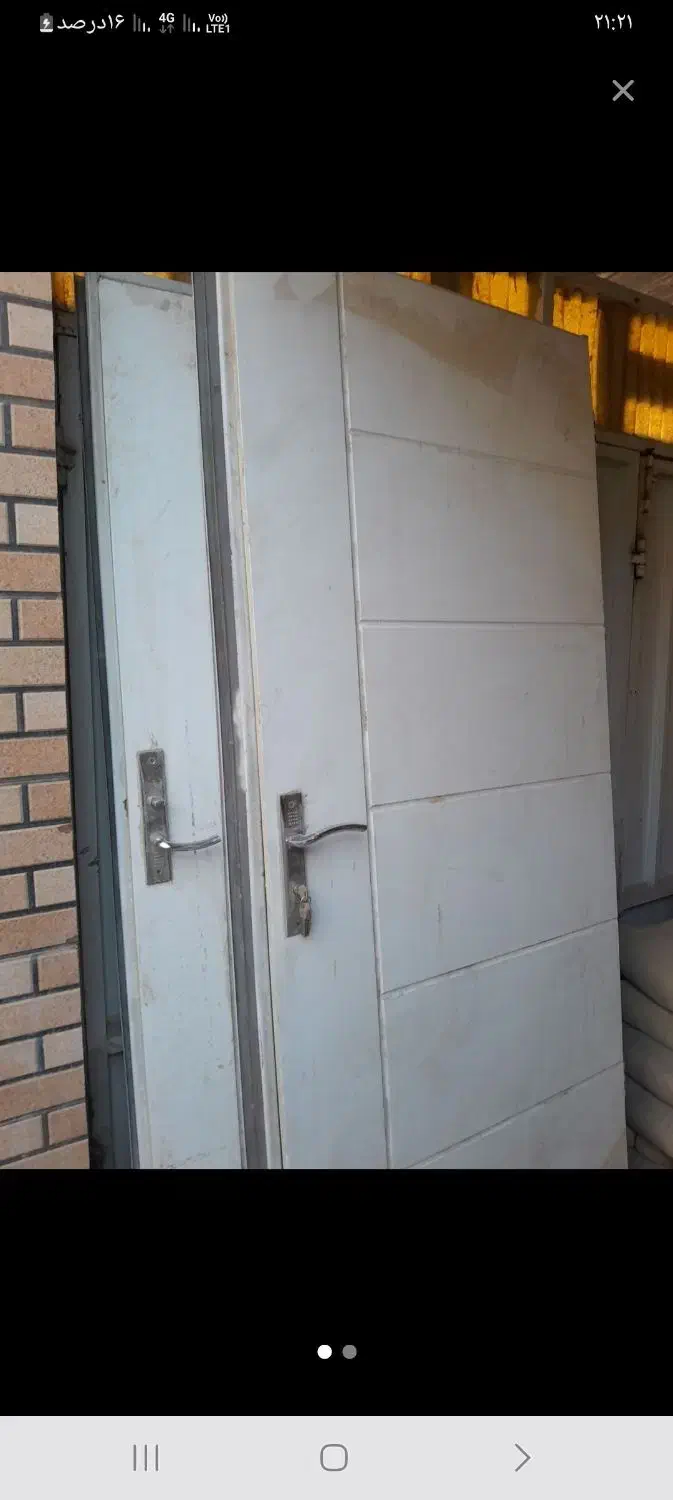 پنجره آهنی و درب چوبی|مصالح و تجهیزات ساختمان|کاشان, باغ ماجد|دیوار