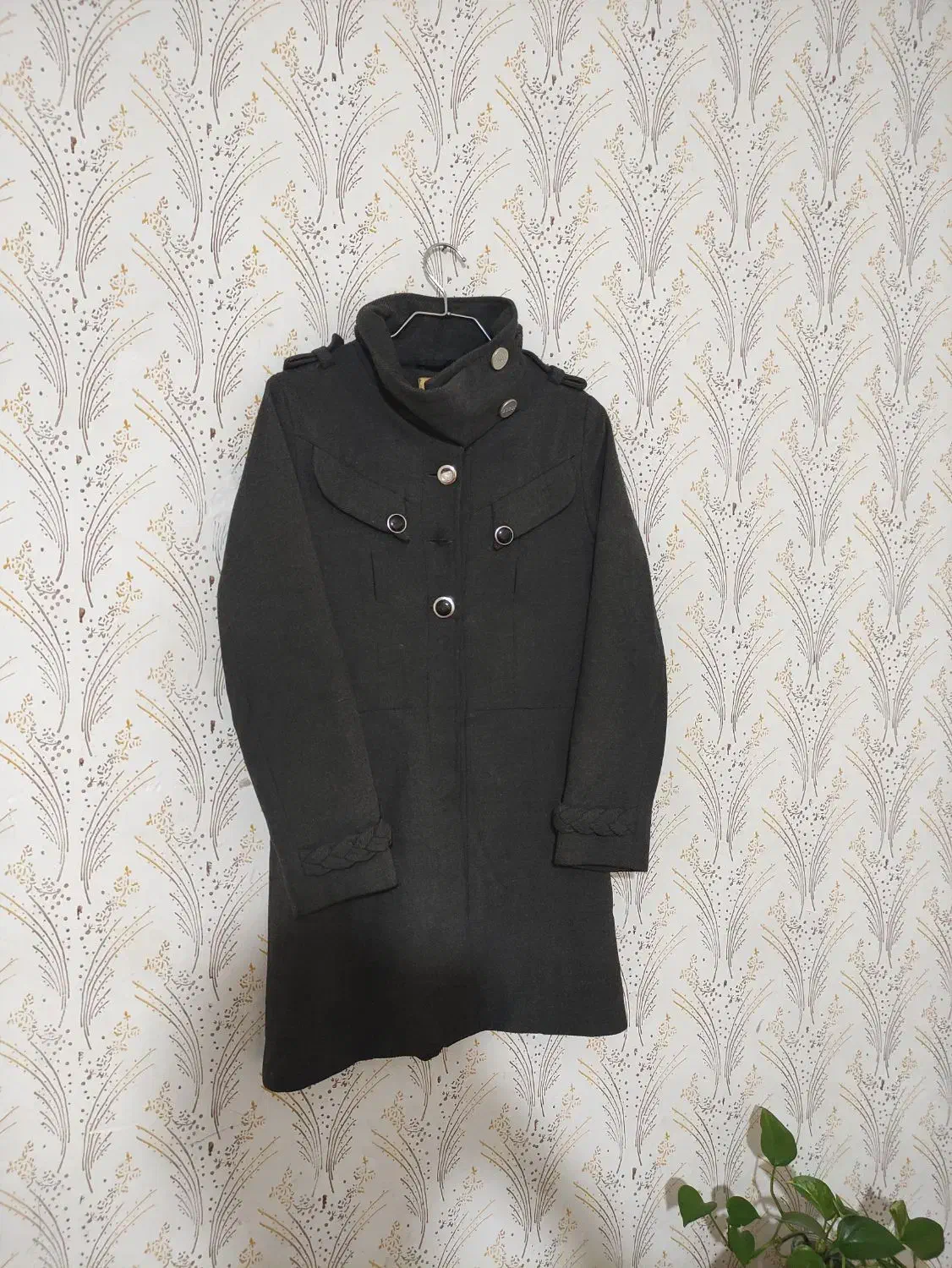 پالتو|لباس|مشهد, چهاربرج|دیوار