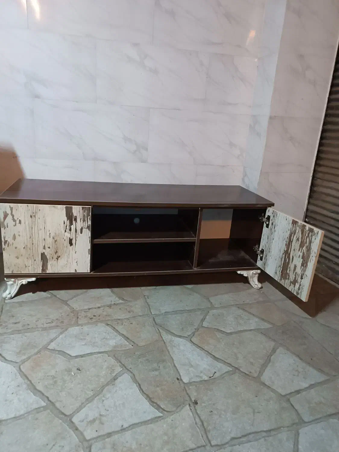 یک عدد میز تلویزیون|میز تلویزیون|رشت, پیرکلاچای|دیوار