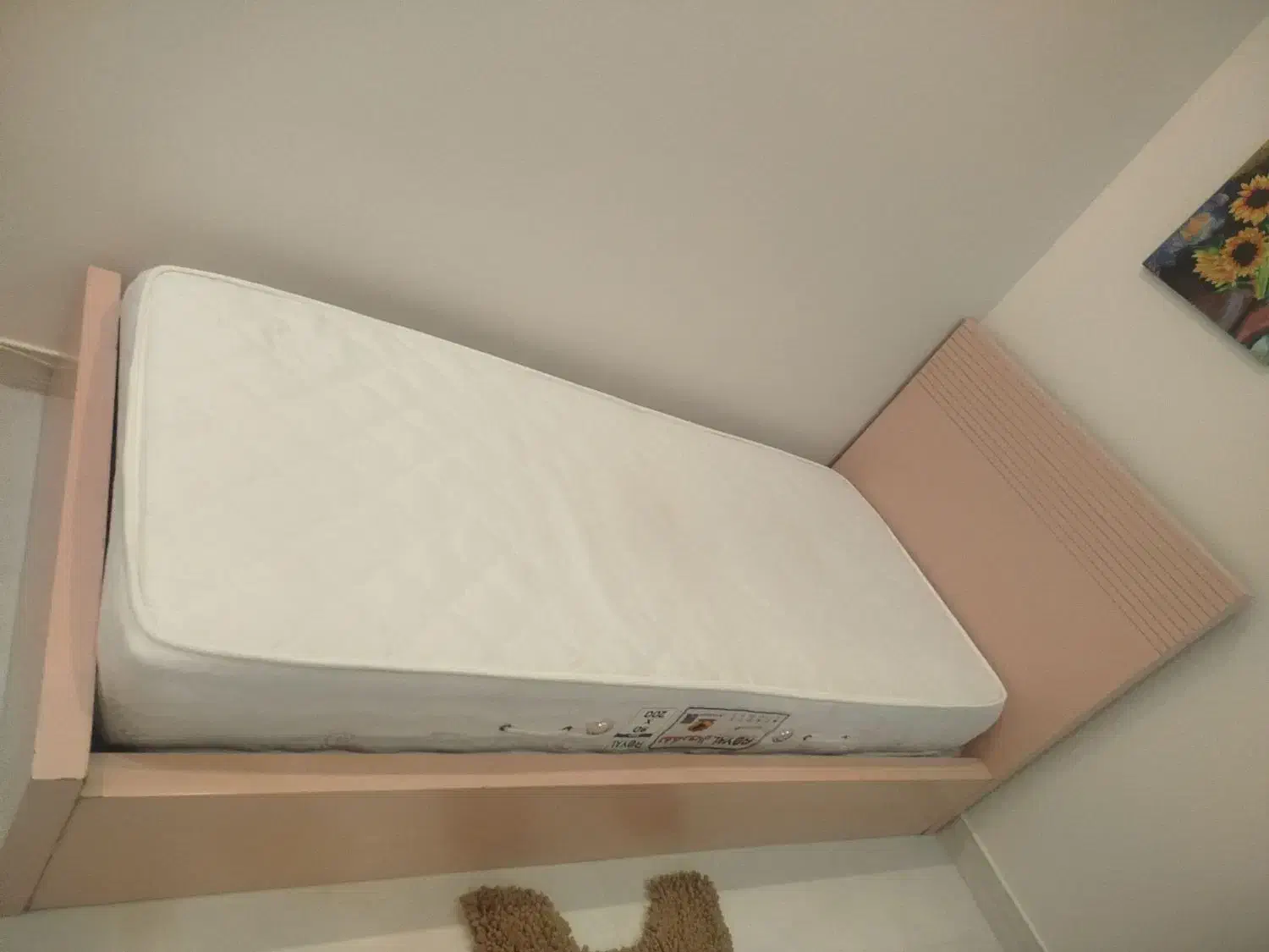 تخت با تشک|تشک تختخواب|بومهن, |دیوار