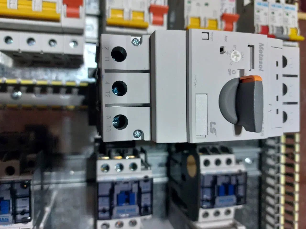 کلید اتومات و بیمتال صفر مناسب تابلوبرق|ابزارآلات|صومعهسرا, |دیوار