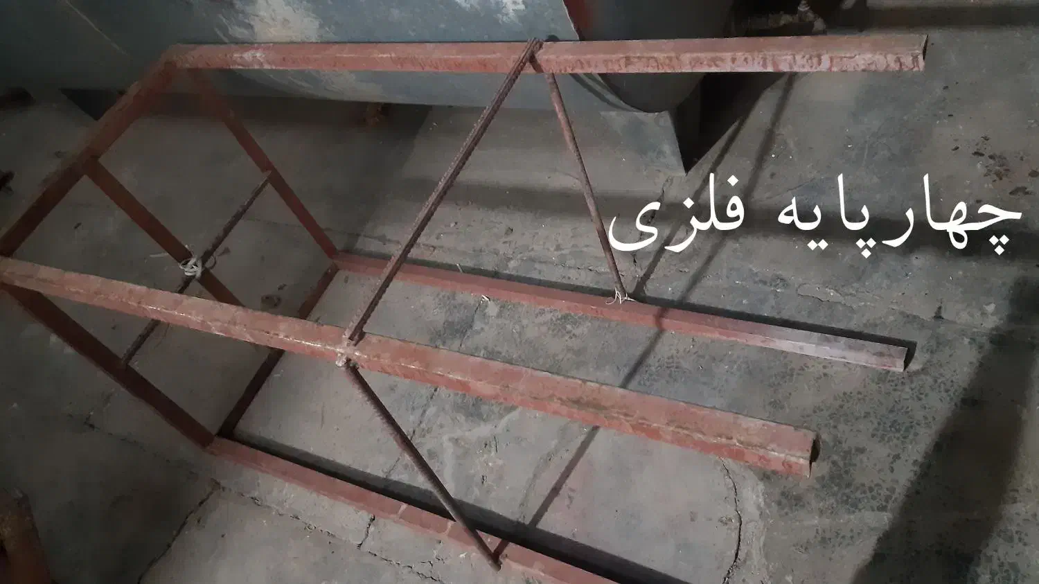 قطینی تانکر،پنجره فلزی لوله داربست درحیاط چهارپایه|مصالح و تجهیزات ساختمان|خرم‌آباد, |دیوار