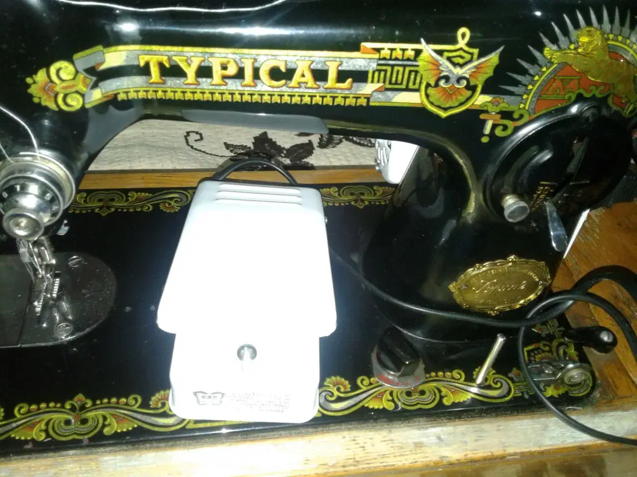 چرخ خیاطی مشکی در حد عالی|چرخ خیاطی و ریسندگی|سمیرم, |دیوار