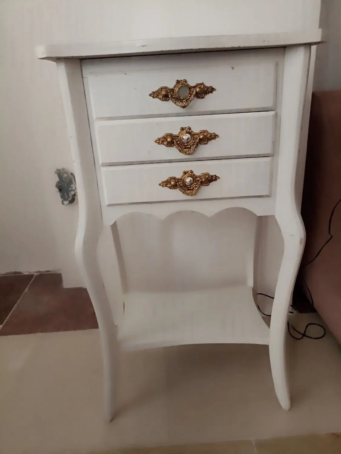 میز تلفن سفید|میز تلفن|میانه, |دیوار