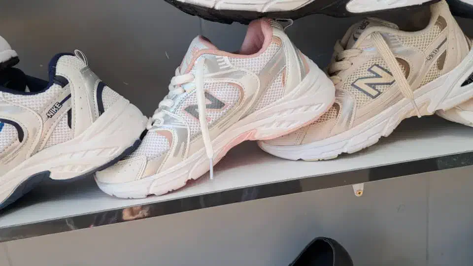 کفش نیوبالانس|کیف، کفش، کمربند|زارچ, |دیوار