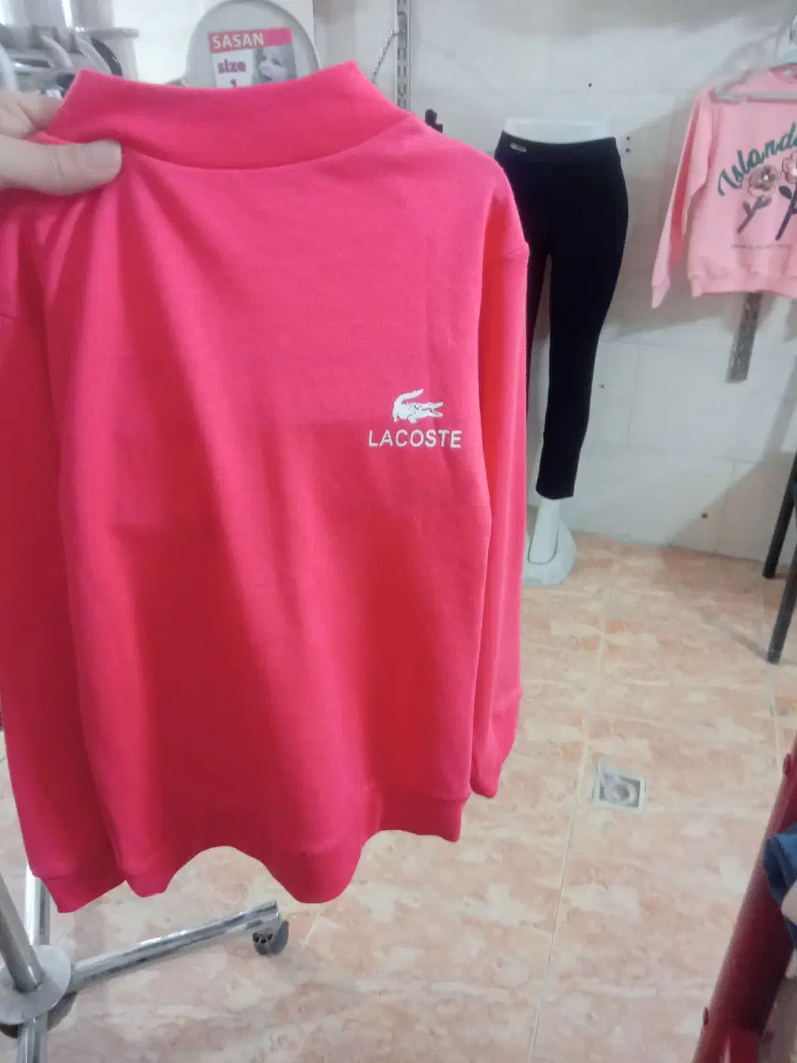 لباس|کفش و لباس بچه|میانه, |دیوار