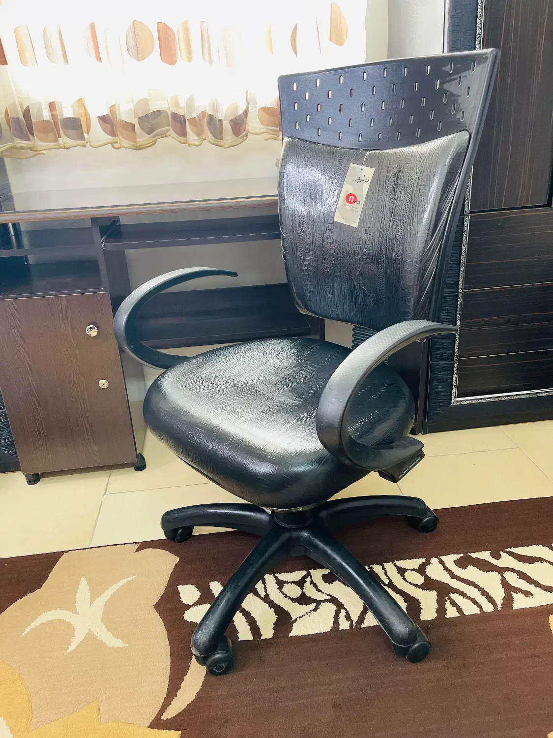 میز و صندلی کامپیوتر تمیز|میز تحریر و کامپیوتر|گرمسار, |دیوار