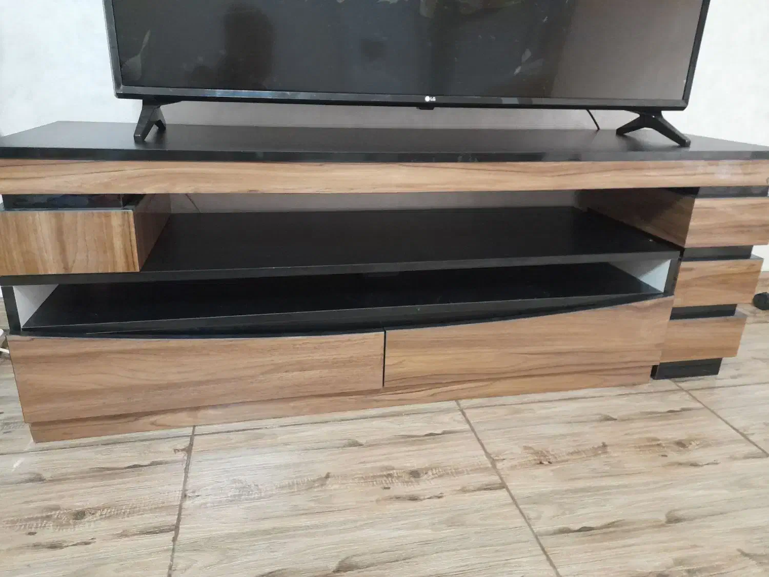 لوازم خانه فرش ،میز تلویزیون، وتلویزیون السیدی|فرش|رشت, دروازه لاکان|دیوار