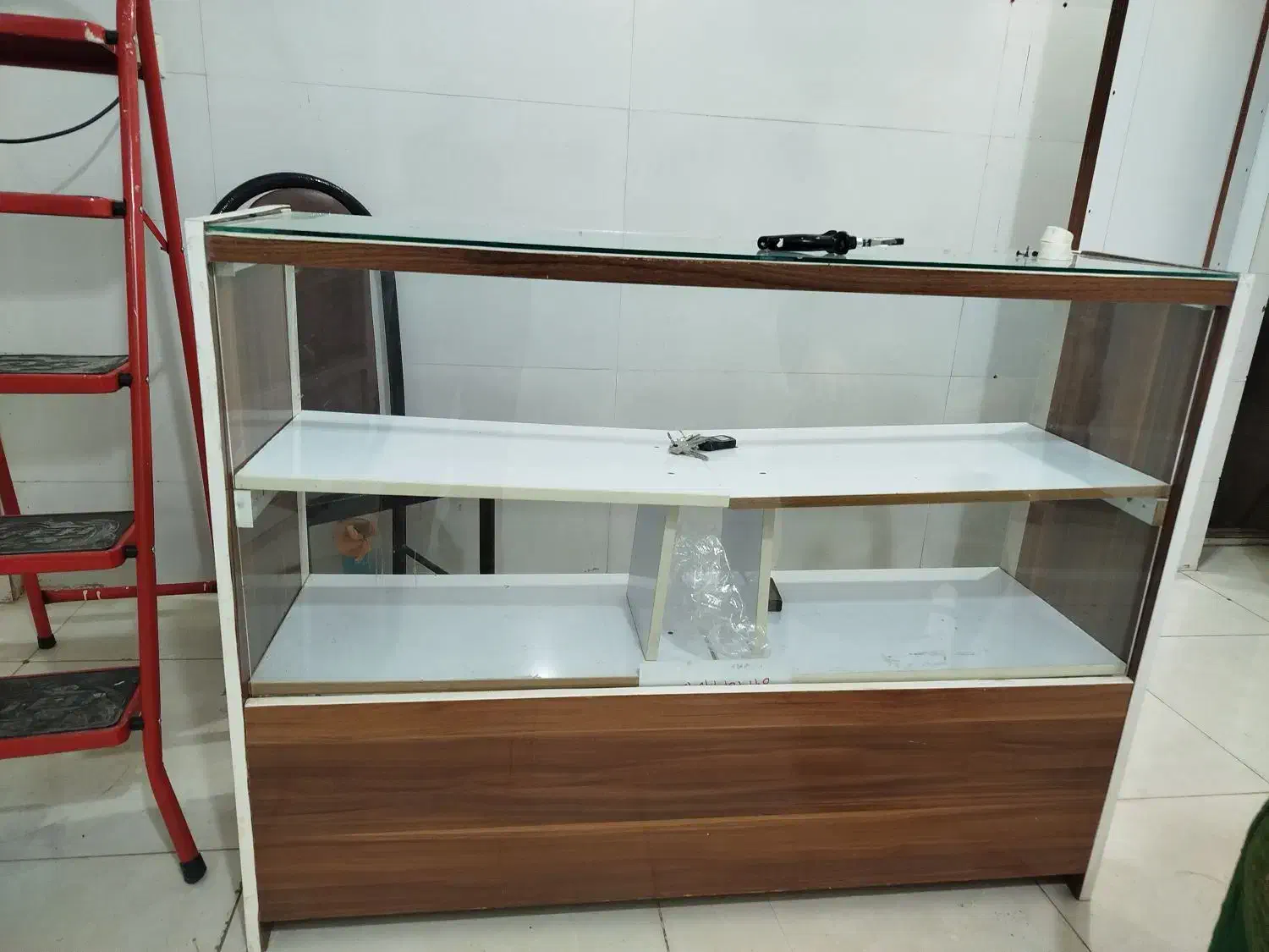 ویترین رگال چوب لباسی|فروشگاه و مغازه|خرمشهر, |دیوار