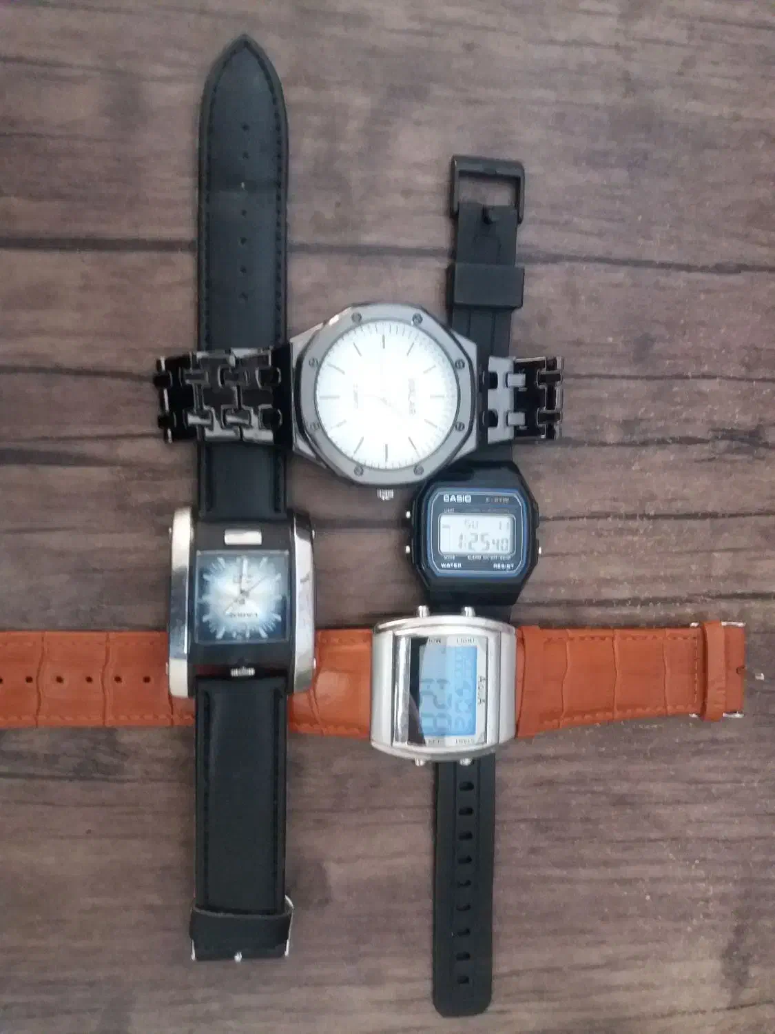 ساعت مچی|ساعت|بهمن صغاد, |دیوار