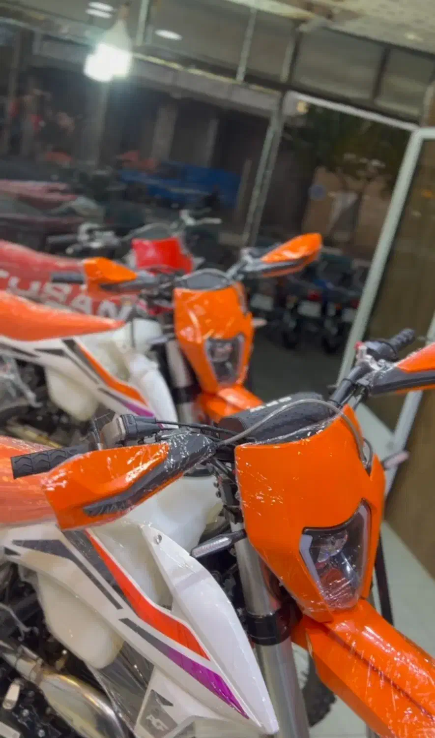 کراس برمودا و توسن طرح گس گس|موتورسیکلت|صائین قلعه, |دیوار